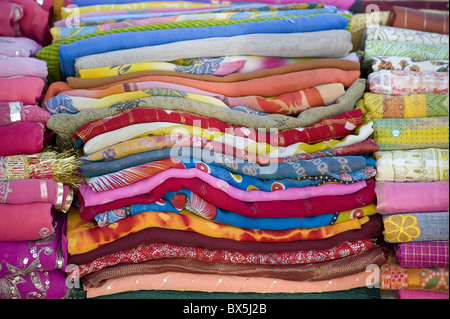 Des piles de foulards colorés à vendre dans le Sardar Market à Jodhpur, Rajasthan, Inde, Asie Banque D'Images