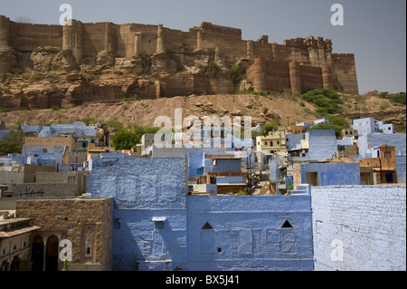 La Mehrangarh Fort sur une colline dominant le bleue est de Jodhpur, Rajasthan, Inde, Asie Banque D'Images