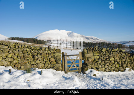 Blencathra en hiver, recouvert de neige, près de Keswick, Lake District, Cumbria Banque D'Images