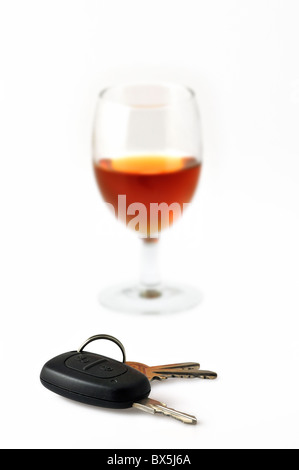 Clé de voiture et le verre rempli d'alcool comme sujets conceptuels pour illustrer la conduite irresponsable Banque D'Images
