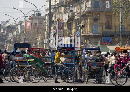 Une masse de pousse-pousse sur Chandni Chowk, l'avenue principale de la vieille ville de Delhi, Inde, Asie Banque D'Images