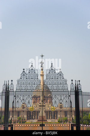 Portes de fer conçu par Edwin Lutyens en face de Rashtrapati Bhavan, Président de la résidence officielle de l'Inde, New Delhi, Inde Banque D'Images