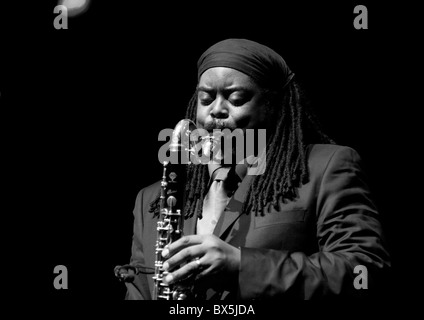 Le saxophoniste de jazz Courtney Pine sur scène, 2010 Banque D'Images
