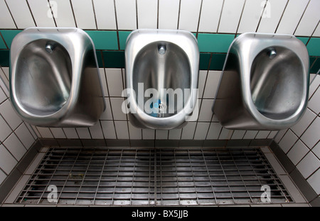 Par Mark Pic Passmore/markpassmore.com. 12/09/2010. Pic générique d'urinoirs toilettes dans le mans. Banque D'Images