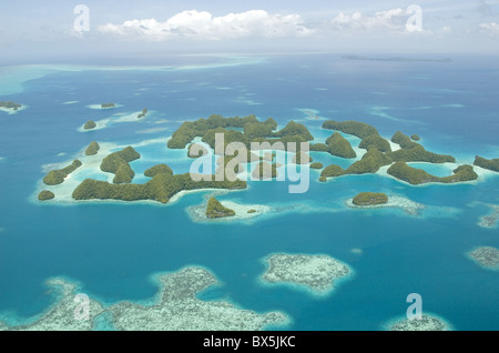 Soixante-dix îles, couverts de forêts de calcaire, réserve naturelle protégée, donc ne peut être vu de l'air, Palau, Micronésie Banque D'Images