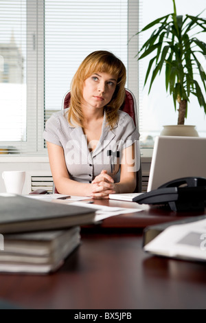 Photo de belle femme assise sur le lieu de travail au bureau et de penser Banque D'Images