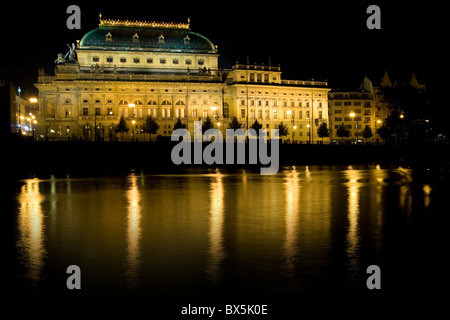 Théâtre national tchèque par nuit - Prague Banque D'Images