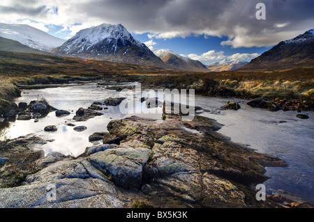 Vue d'hiver sur la rivière Etive vers des montagnes enneigées, Rannoch Moor, près de Fort William, Highland, Scotland, UK Banque D'Images