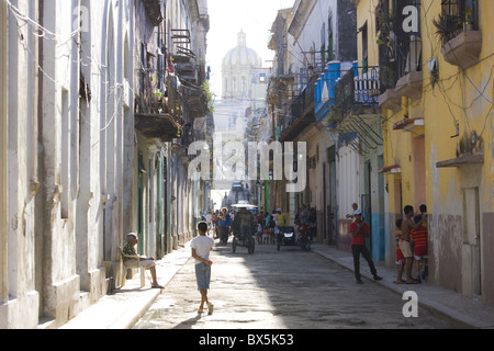 Voir le long d'une rue résidentielle typique de La Havane, Cuba Banque D'Images