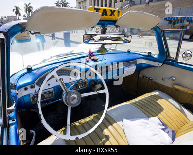 L'intérieur de la vieille voiture américaine d'être utilisé comme un taxi, La Havane, Cuba Banque D'Images