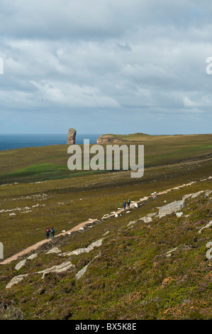 Dh HOY ORKNEY Randonneurs marche sur chemin de vieil homme de Hoy Banque D'Images