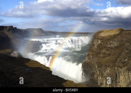 Gullfoss, la plus grande cascade, avec rainbow créé par pulvérisation des chutes, près de Reykjavik, Islande, régions polaires Banque D'Images