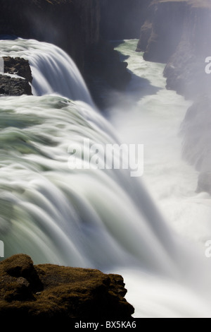 Eaux de Gullfoss, la plus grande cascade, déboulant dans un profond ravin, près de Reykjavik, Islande, régions polaires Banque D'Images