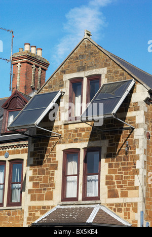 Des panneaux solaires installés sur un châssis à face vers le sud à partir d'un mur d'une maison Kings Lynn Norfolk UK Banque D'Images