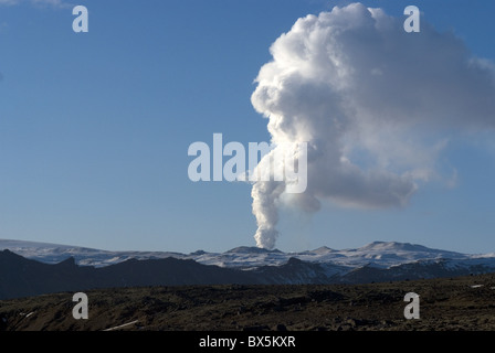 Panache de fumée qui s'élève au-dessus de glacier, volcan Eyjafjallajokull, en Islande, les régions polaires Banque D'Images