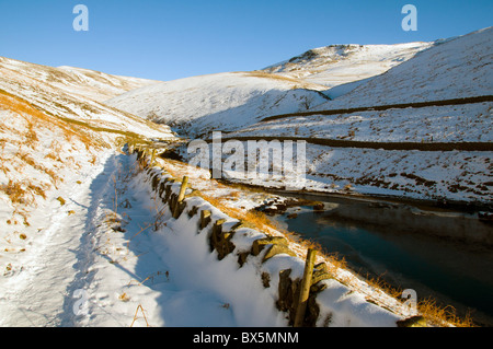 Le Kinder Scout plateau et la vallée de William Clough en hiver, près de Hayfield, Peak District, Derbyshire, Angleterre, RU Banque D'Images