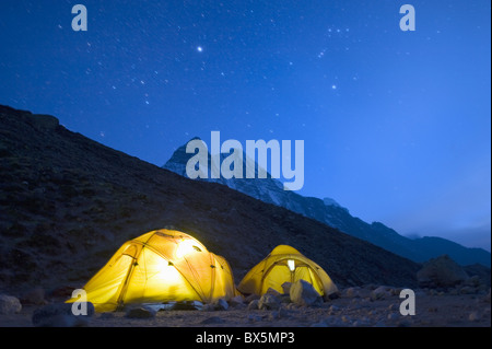 Tentes éclairé à l'Island Peak, Camp de Base Everest Solu Khumbu, région du parc national de Sagarmatha, Himalaya, Népal, Asie Banque D'Images