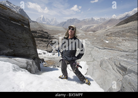 Grimpeur sur un mur de glace, la vallée de Chukhung Solu Khumbu, Région de l'Everest, parc national de Sagarmatha, Himalaya, Népal, Asie Banque D'Images