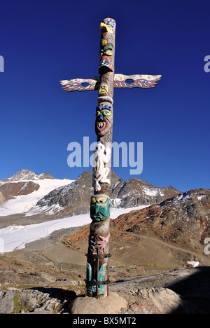 Croix en bois en forme de totem de figures humaines Banque D'Images