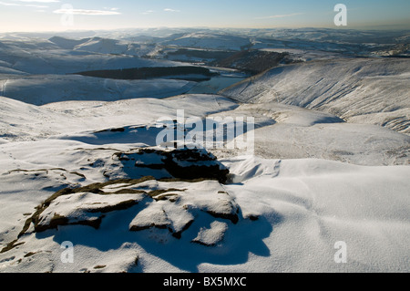 Réservoir de Kinder à partir du bord de la Kinder Scout plateau dans l'hiver. Près de Hayfield, Peak District, Derbyshire, Angleterre, RU Banque D'Images