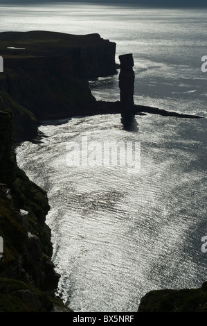 Dh Vieil Homme de Hoy HOY ORKNEY Silhouette de vieil homme seastack de Hoy Hoy coast Ecosse Banque D'Images