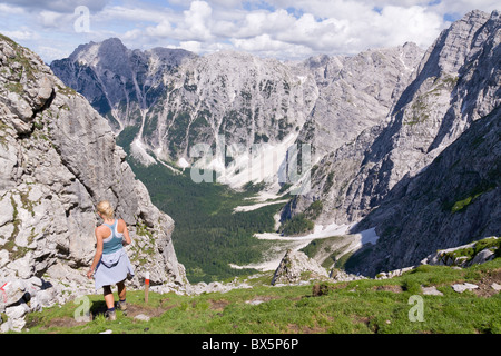 Escalade ferrata femelle dans les Alpes juliennes, en Slovénie Banque D'Images