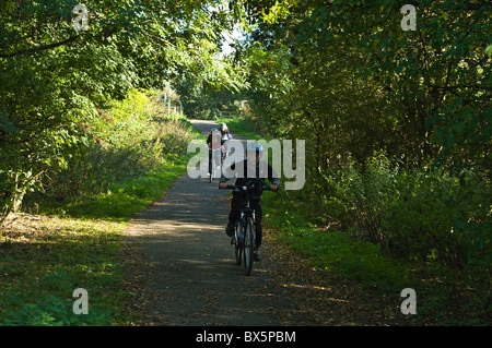 dh enfants à vélo dans les bois WETHERBY WEST YORKSHIRE jeunes enfants à vélo à l'extérieur enfant à vélo piste cyclable Angleterre royaume-uni enfant à cheval Banque D'Images