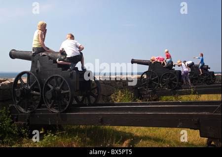 Les enfants jouer à la guerre sur les chanoines. Christiansø. Bornholm. Le Danemark. Banque D'Images