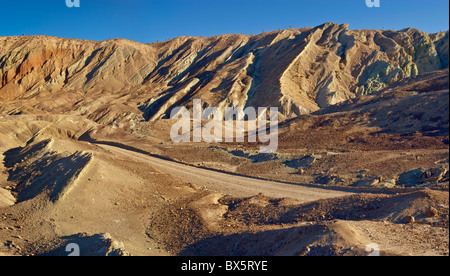 Route de terre, des formations rocheuses au bassin de l'Arc-en-ciel Naturel National Monument près de Barstow, désert de Mojave, Californie, USA Banque D'Images