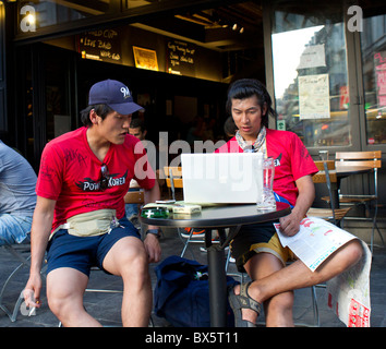 Les jeunes hommes cafe bar coffre-coréen homme tableau masculin Banque D'Images