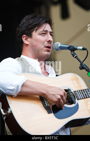 Marcus Mumford du groupe Mumford & Sons joue de la guitare et chante le chant lors de leur concert à l'Eden Project 2010 Banque D'Images