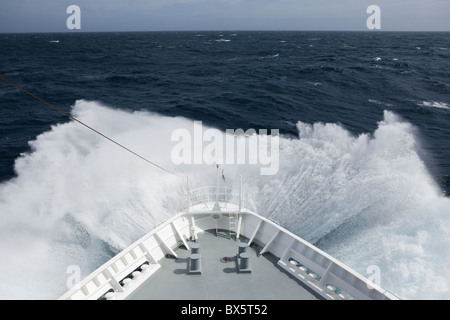 Navire de croisière en haute mer, Passage de Drake, l'Antarctique, régions polaires Banque D'Images