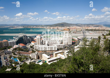 À la piste de l'aéroport de Gibraltar, centre-ville et le développement des capacités / bâtiments, vers l'Espagne : à partir de la roche de Gibraltar Banque D'Images