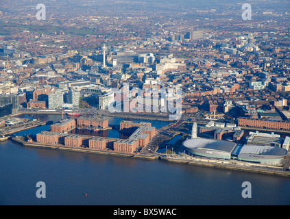 Liverpool Waterfront avec Albert Docks et de l'arène, avec la rivière Mersey, de l'air, North West England Banque D'Images