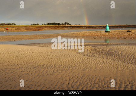 Arc-en-ciel sur l'East Hills' désactivé Wells-next-the-Sea, avec bancs en premier plan, Norfolk UK, Novembre Banque D'Images