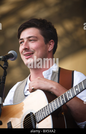 Marcus Mumford du groupe Mumford & Sons joue de la guitare et chante le chant lors de leur concert à l'Eden Project 2010 Banque D'Images