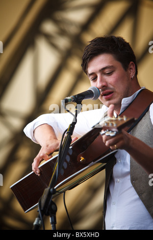 Marcus Mumford du groupe Mumford & Sons joue de la guitare et chante le chant lors de leur concert à l'Eden Project 2010 Banque D'Images