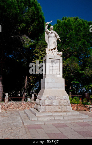 Au monastère des Carmélites sur le Mont Carmel, Haïfa. La statue est d'Élie tuer les prêtres de Baal. Banque D'Images