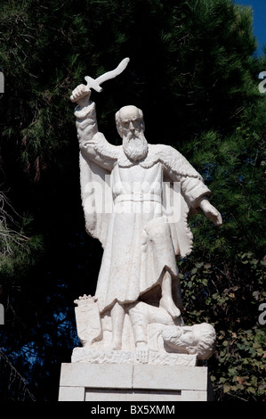 Au monastère des Carmélites sur le Mont Carmel, Haïfa. La statue est d'Élie tuer les prêtres de Baal. Banque D'Images