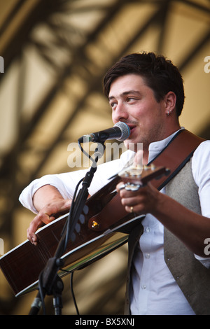 Marcus Mumford du groupe Mumford & Sons joue de la guitare et chante le chant lors de leur concert à l'Eden Project 2010 Banque D'Images