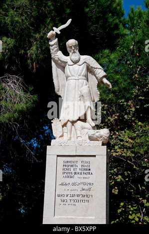 Au monastère des Carmélites sur le Mont Carmel, Haïfa. La statue est d'Élie tuer les prêtres de Baal. Banque D'Images