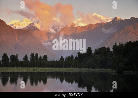 Lake Matheson, le Mont Tasman et le Mont Cook, Westland Tai Poutini National Park, site du patrimoine mondial de l'UNESCO, Nouvelle-Zélande Banque D'Images