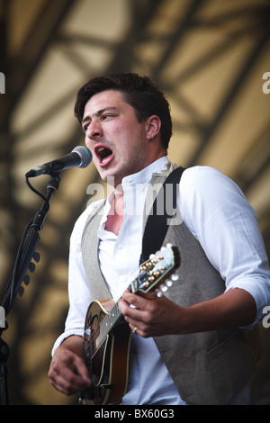 Marcus Mumford du groupe Mumford & Sons joue de la guitare et chante le chant lors de leur concert à l'Eden Project 2010 Banque D'Images