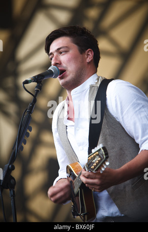 Marcus Mumford du groupe Mumford & Sons joue de la guitare et chante le chant lors de leur concert à l'Eden Project 2010 Banque D'Images