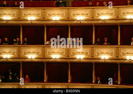 Public dans leur loge à l'intérieur de l'Opéra d'État de Vienne - Wien, Vienne, Autriche. Oesterreich Banque D'Images