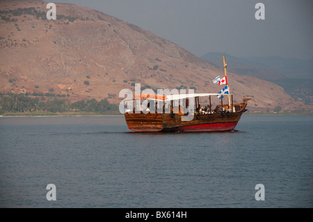 Un pèlerin et couches bateau touristique les eaux. Banque D'Images