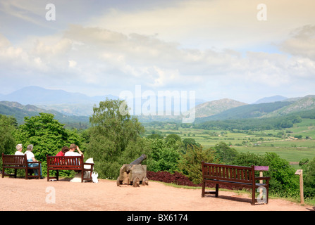 Les visiteurs de profiter de la vue du château de Muncaster Banque D'Images