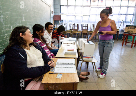 Citoyenne voter aux élections municipales le Costa Rica Banque D'Images