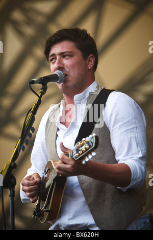 Marcus Mumford du groupe Mumford & Sons joue de la guitare et chante le chant lors de leur concert à l'Eden Project 2010 Banque D'Images