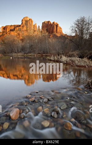 Cathedral Rock reflétée à Oak Creek, Crescent Moon de pique-nique, Coconino National Forest, Arizona, USA Banque D'Images